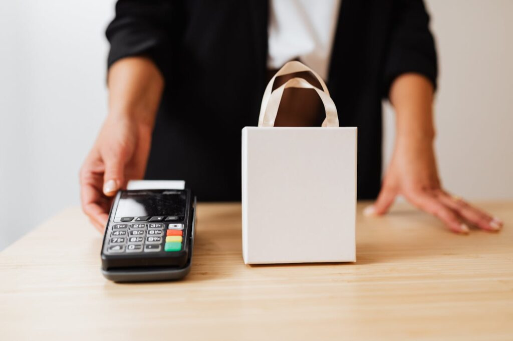 Cashless transaction using a contactless payment terminal with shopping bag.